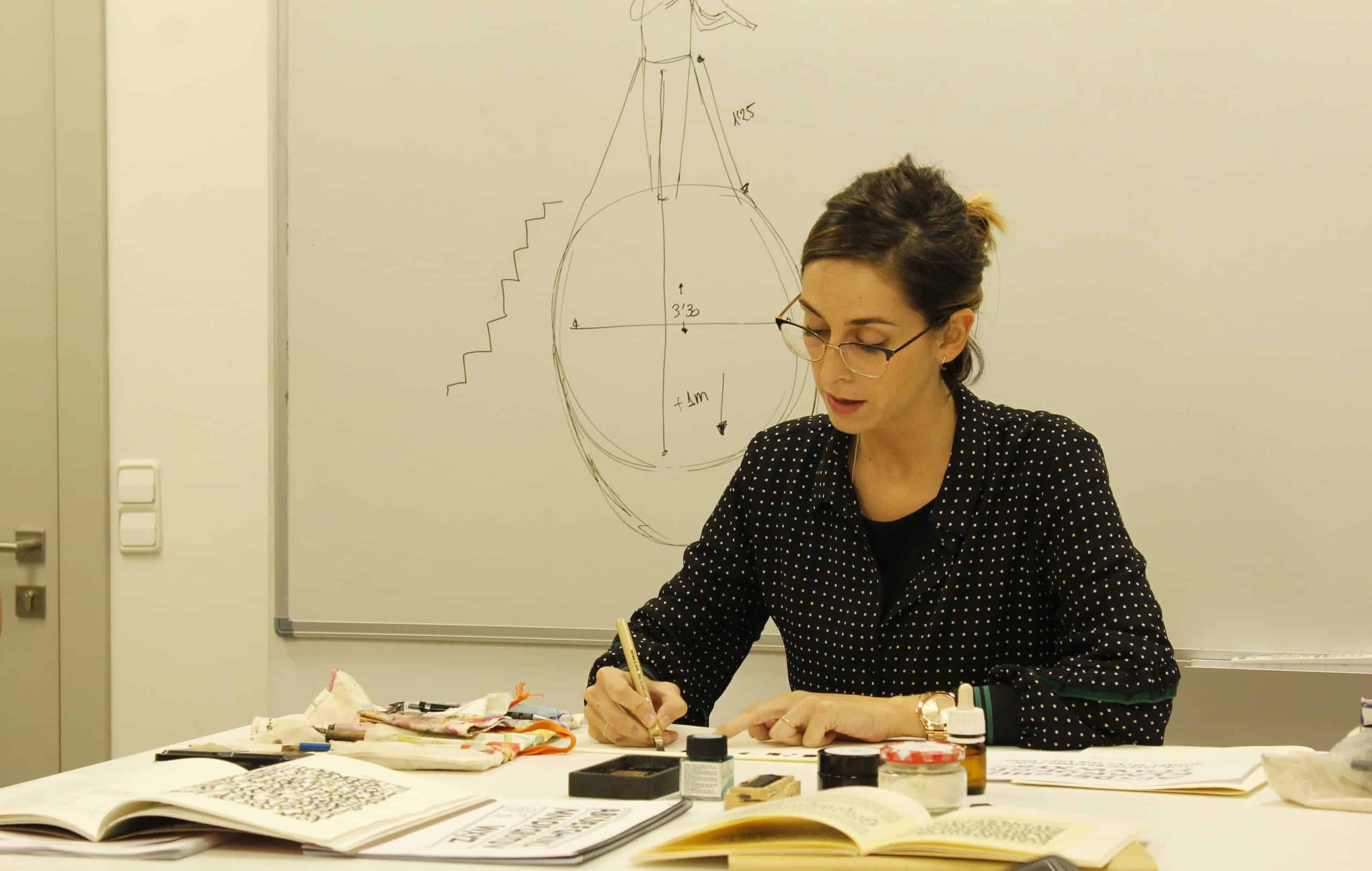 La experta en caligrafía, Bego Viñuela, imparte una Master Class a estudiantes de Diseño Gráfico | BEGO4