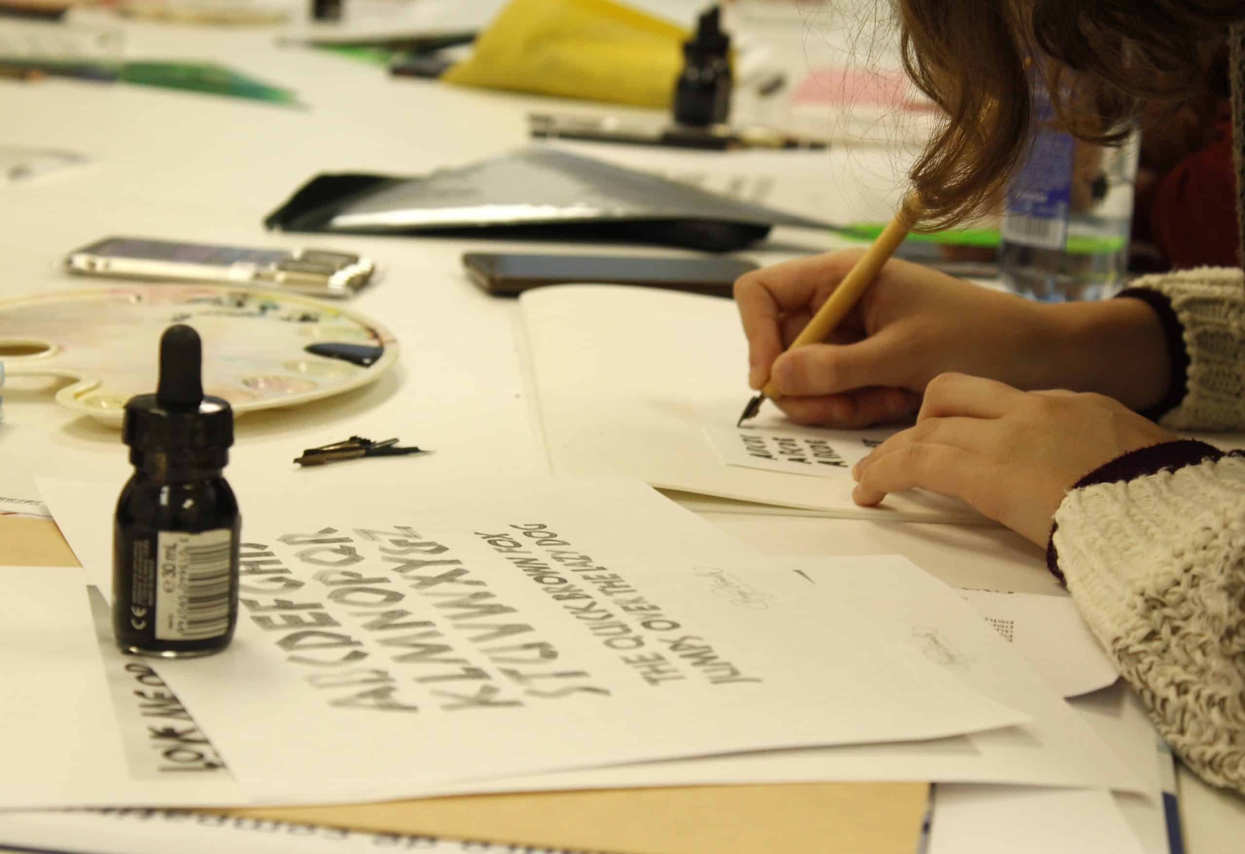 La experta en caligrafía, Bego Viñuela, imparte una Master Class a estudiantes de Diseño Gráfico | Bego Masterclass 1