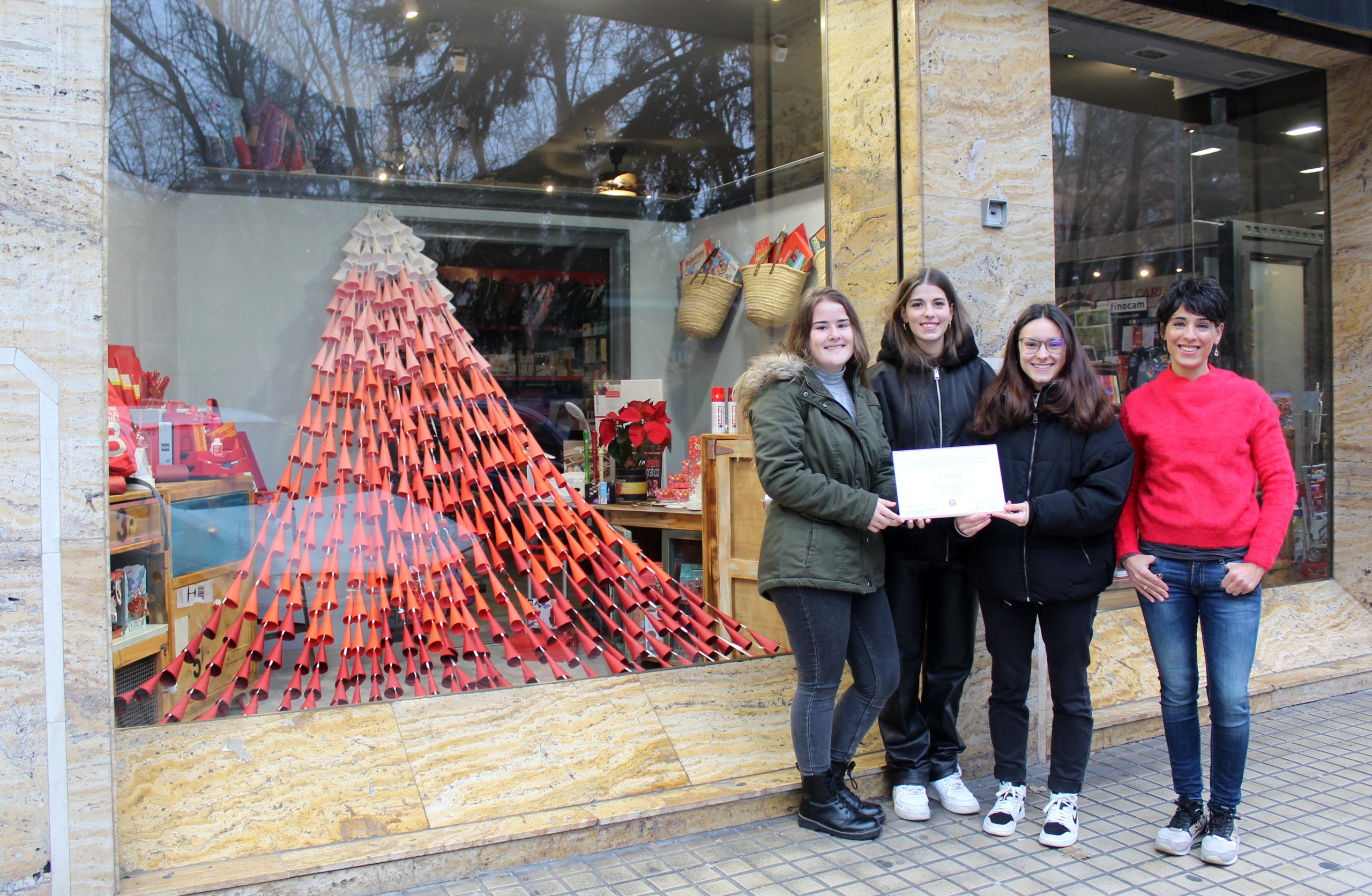 El escaparate de Carlin diseñado por alumnas de Creanavarra ganador del VIII Concurso Escaparates Navideños