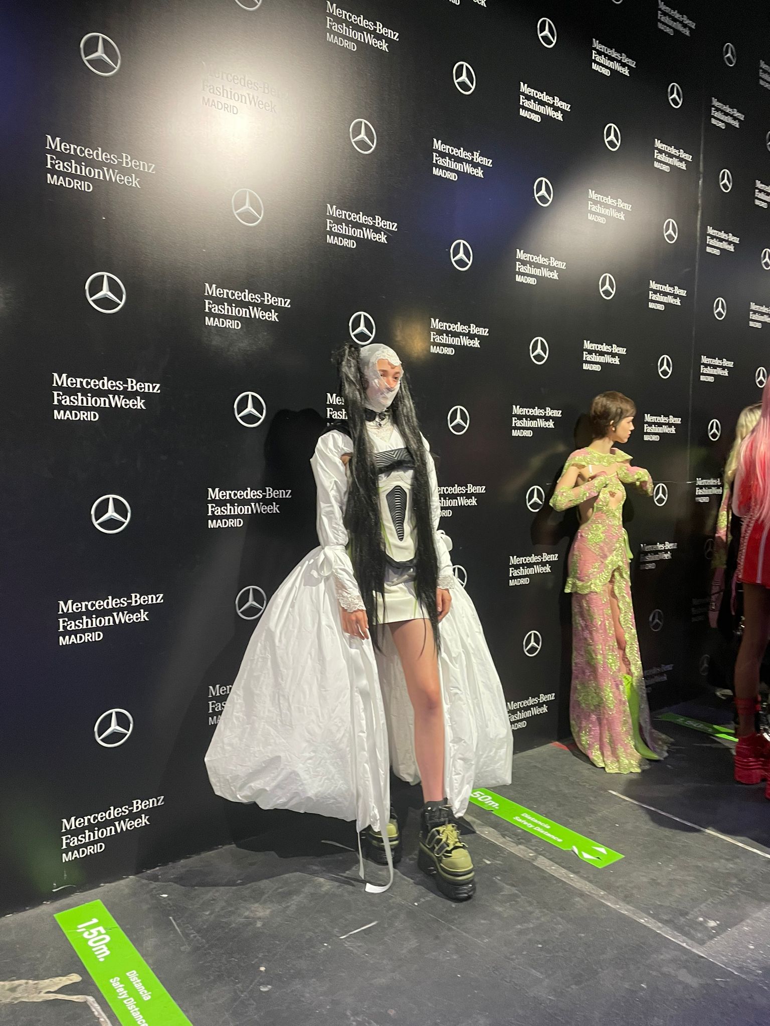 La alumna Lorena Gómara vive el desfile de Dominnico en la #MBFW desde el backstage