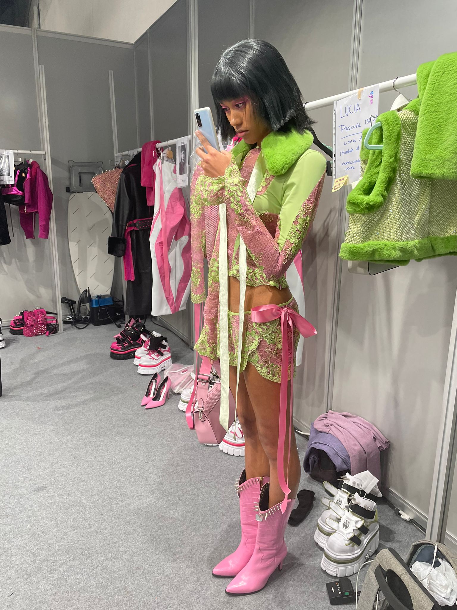 La alumna Lorena Gómara vive el desfile de Dominnico en la #MBFW desde el backstage