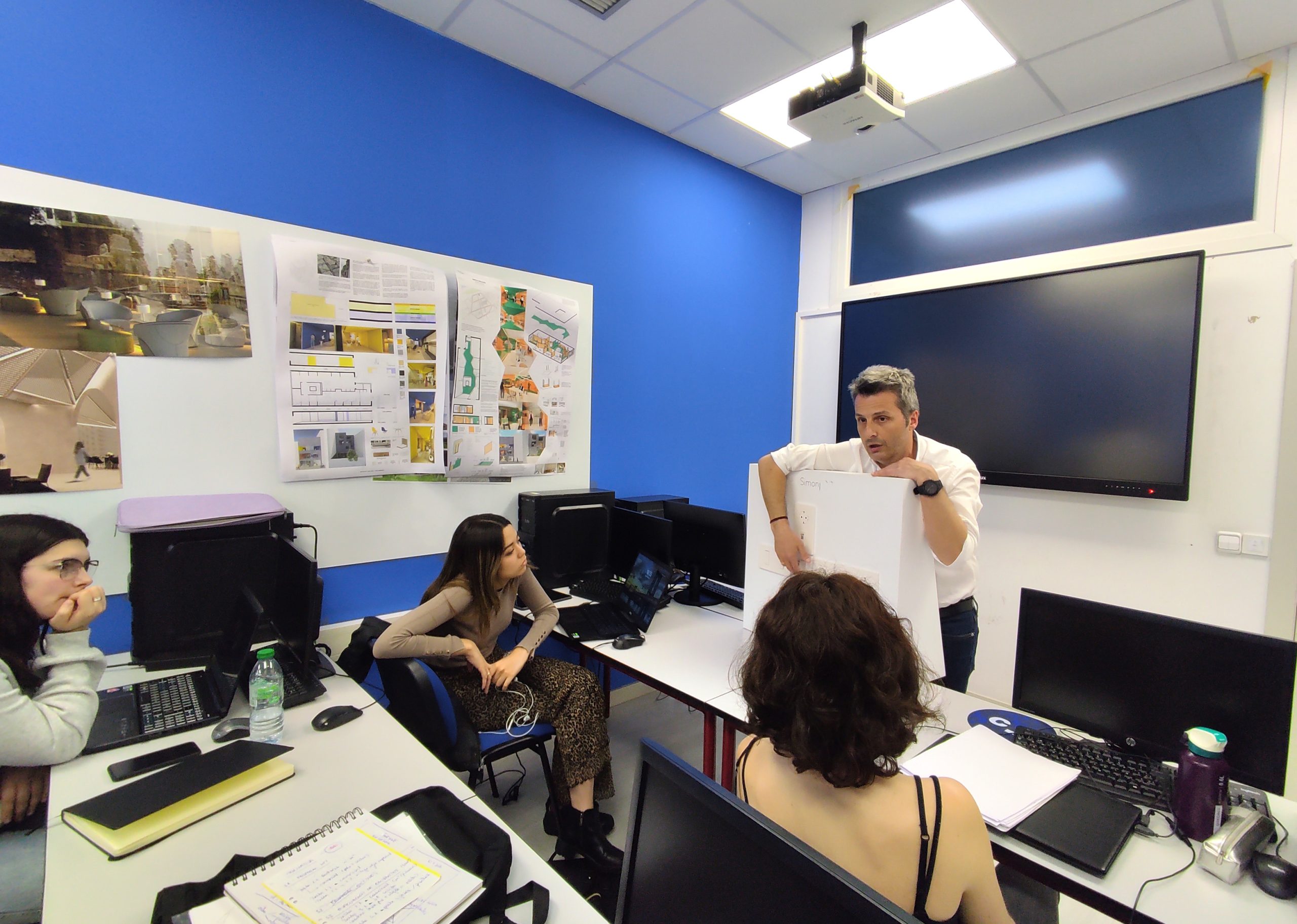 El alumnado de Interiores visita ‘Casa de la Luz’ y recibe una masterclass con Simon, lider en material eléctrico