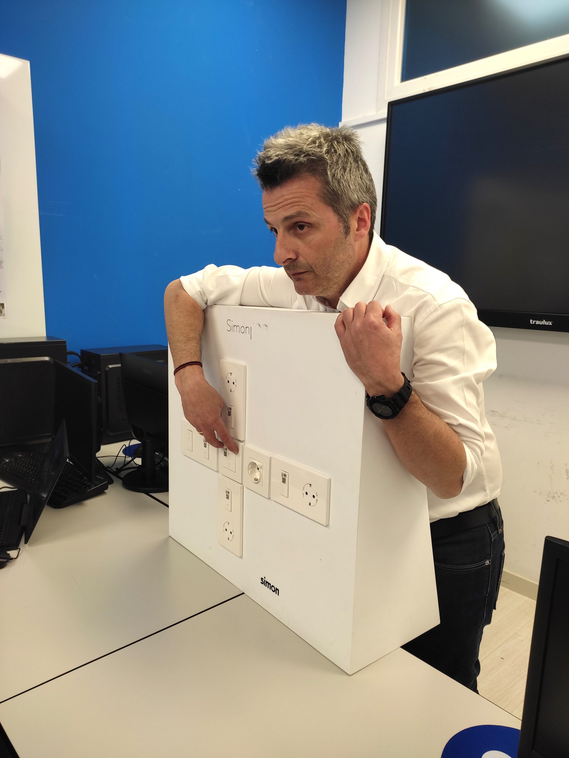El alumnado de Interiores visita ‘Casa de la Luz’ y recibe una masterclass con Simon, lider en material eléctrico