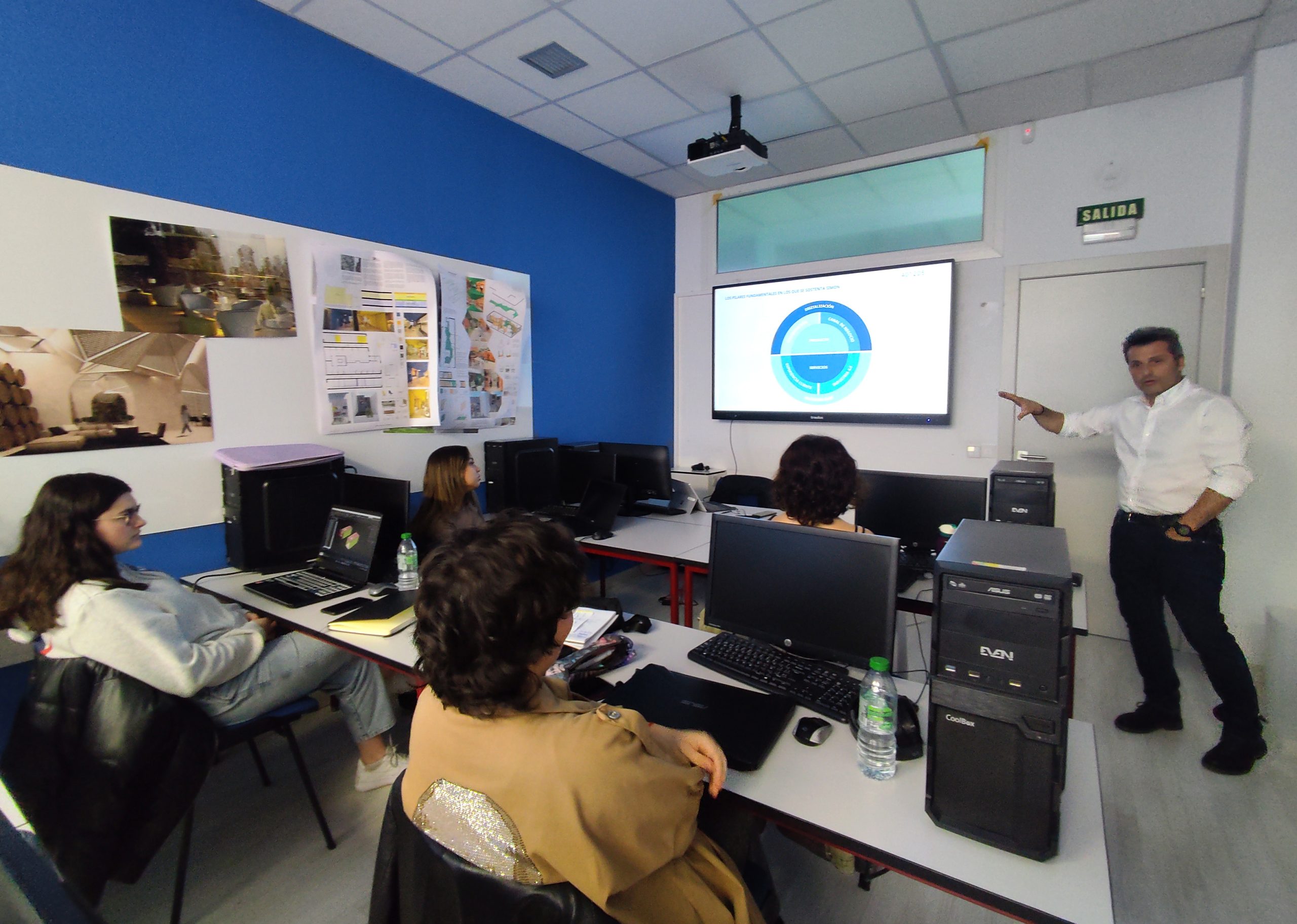 El alumnado de Interiores visita ‘Casa de la Luz’ y recibe una masterclass con Simon, lider en material eléctrico