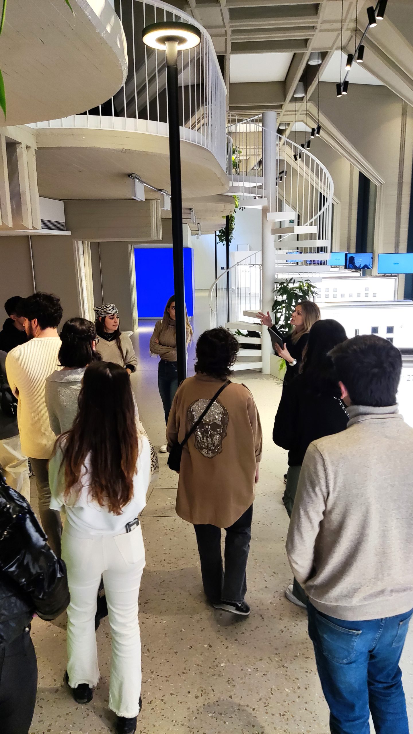 El alumnado de Interiores visita ‘Casa de la Luz’ y recibe una masterclass con Simon, lider en material eléctrico