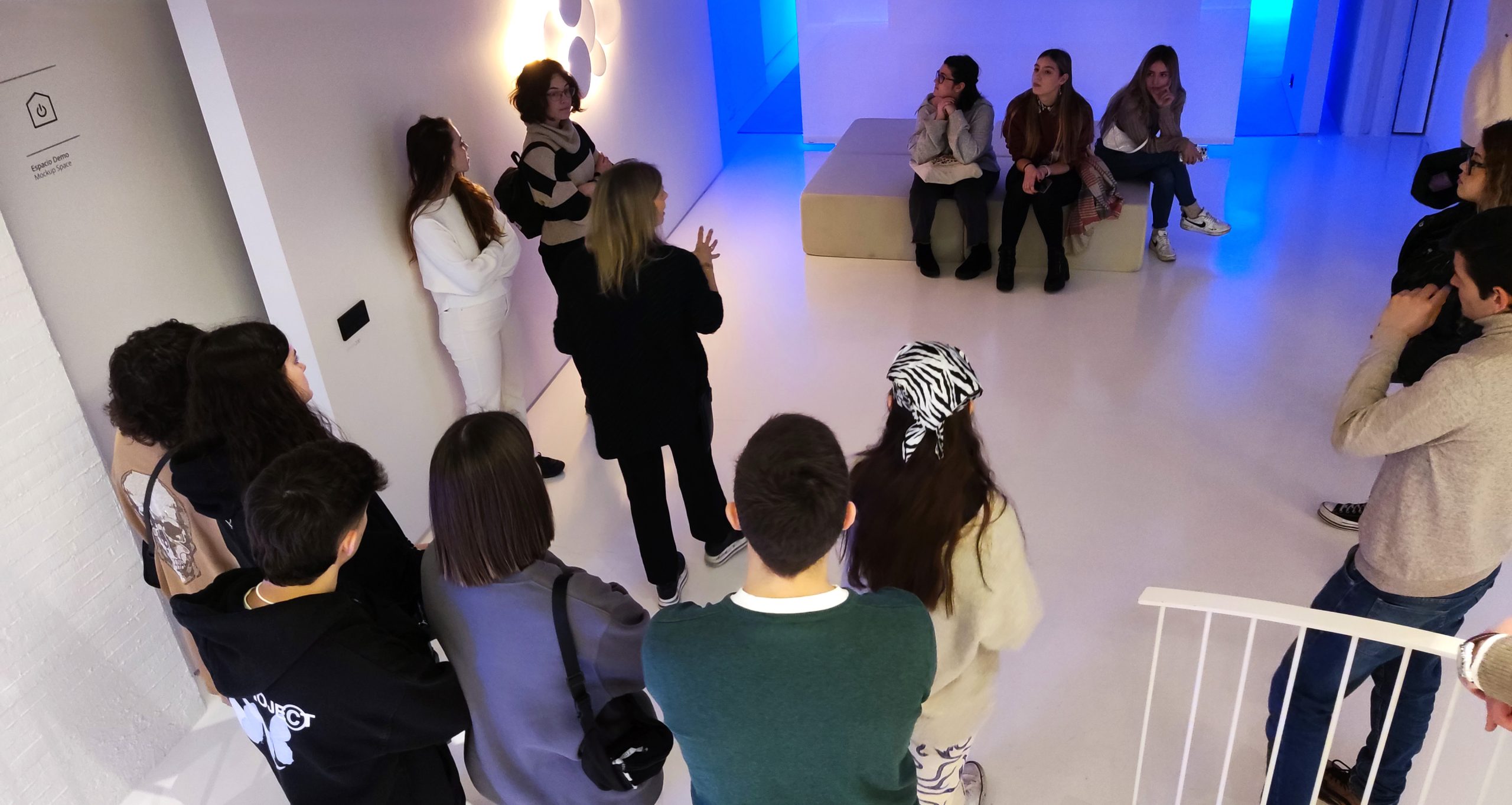 El alumnado de Interiores visita ‘Casa de la Luz’ y recibe una masterclass con Simon, lider en material eléctrico