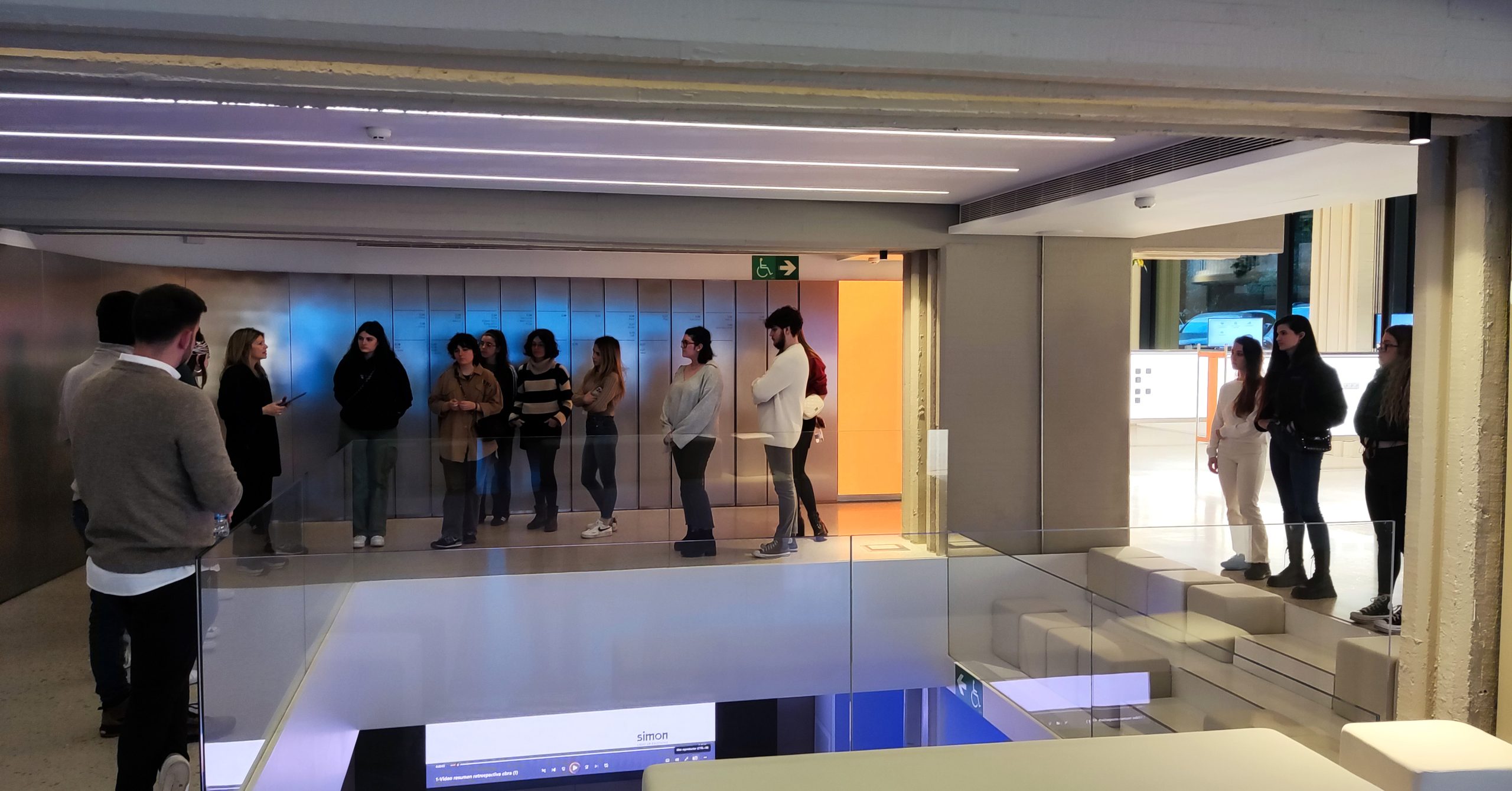 El alumnado de Interiores visita ‘Casa de la Luz’ y recibe una masterclass con Simon, lider en material eléctrico